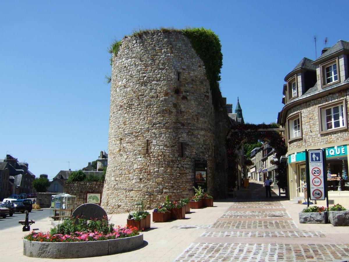 La Maison Sur Les Remparts Bed and Breakfast Domfront  Exterior foto