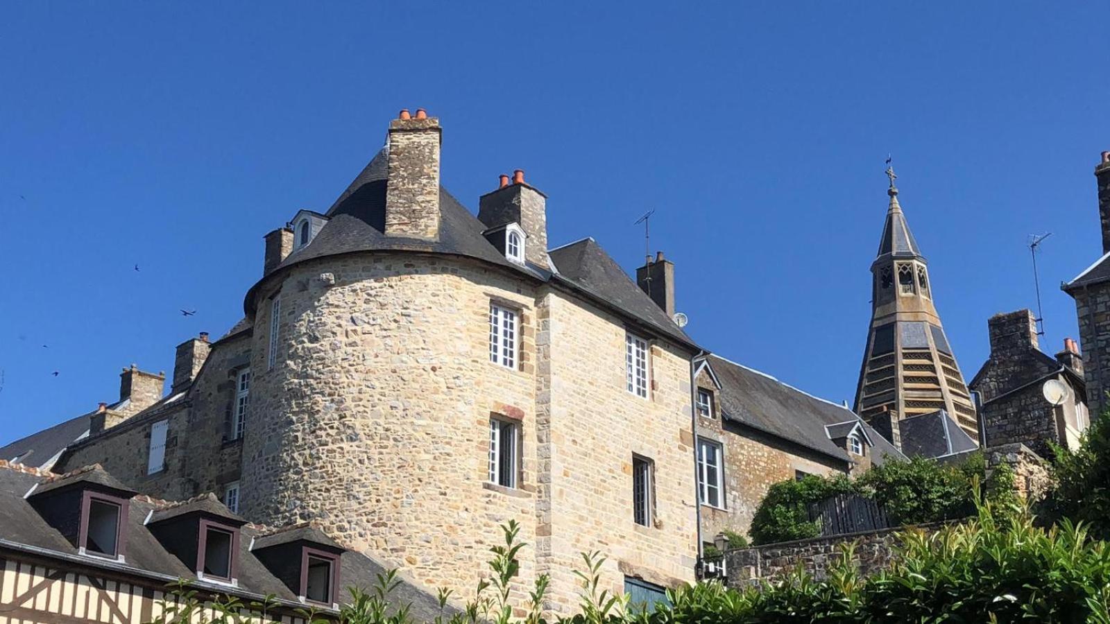 La Maison Sur Les Remparts Bed and Breakfast Domfront  Exterior foto